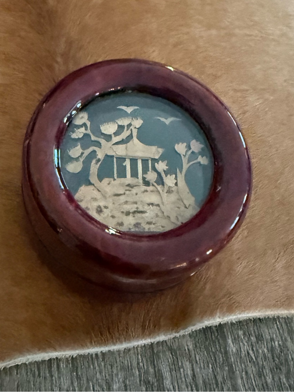 Vintage Small Handcrafted Red Lacquer Decorative Trinket Box with Asian Landscap - Picture 4 of 8
